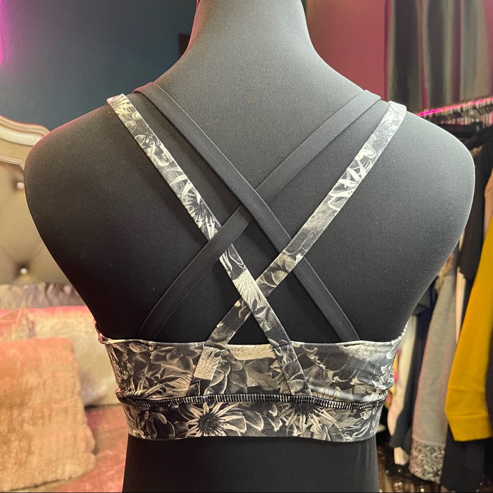 Lululemon Energy Bra
Flowabunga Black Angel Wing / Black Size 6